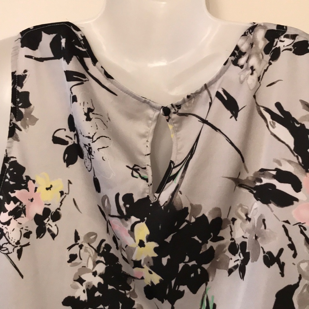 Light & Gorgeous dressy Tank! - Picture 4 of 9